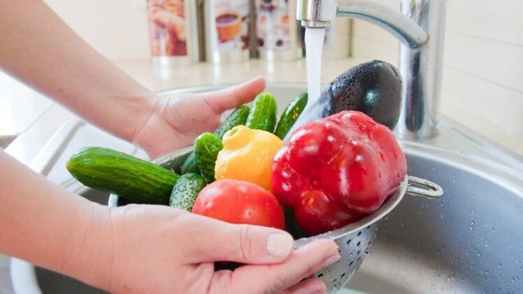 lavar verduras e froitas como medida preventiva contra parasitos
